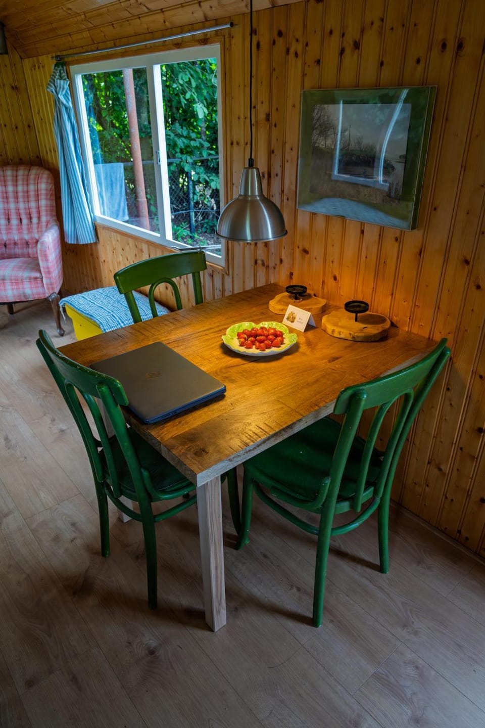 Food and drinks, Seating area, Dining area, Food