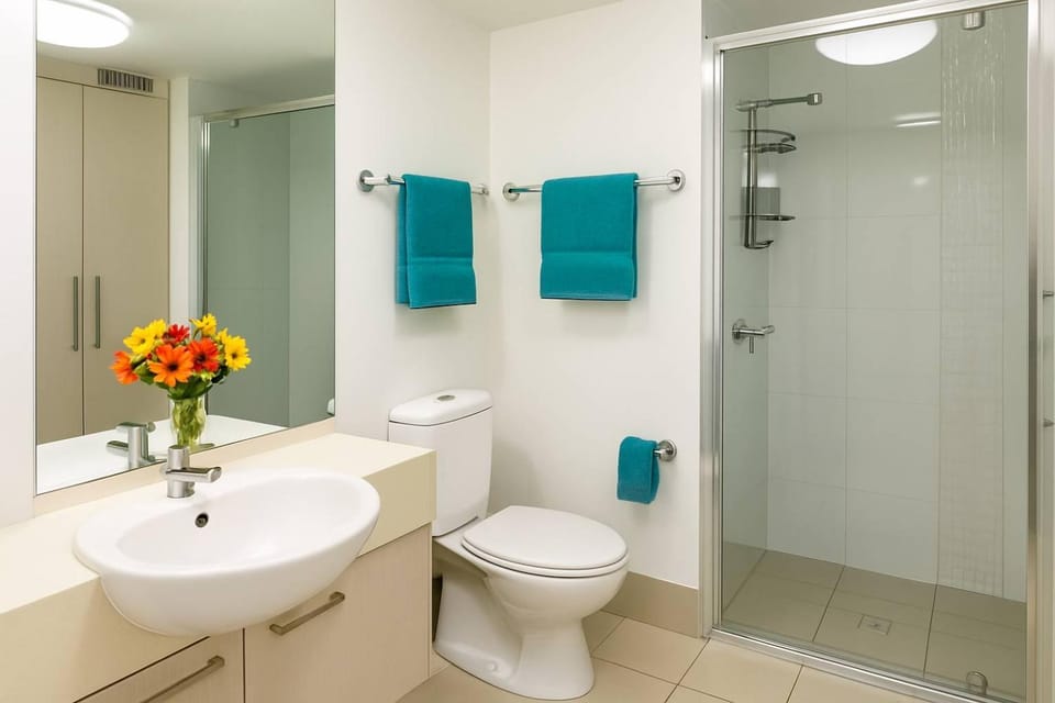 Shower, Toilet, Bathroom, towels