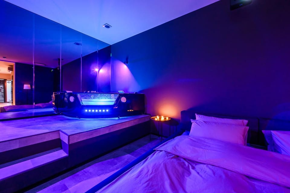 Photo of the whole room, Bedroom