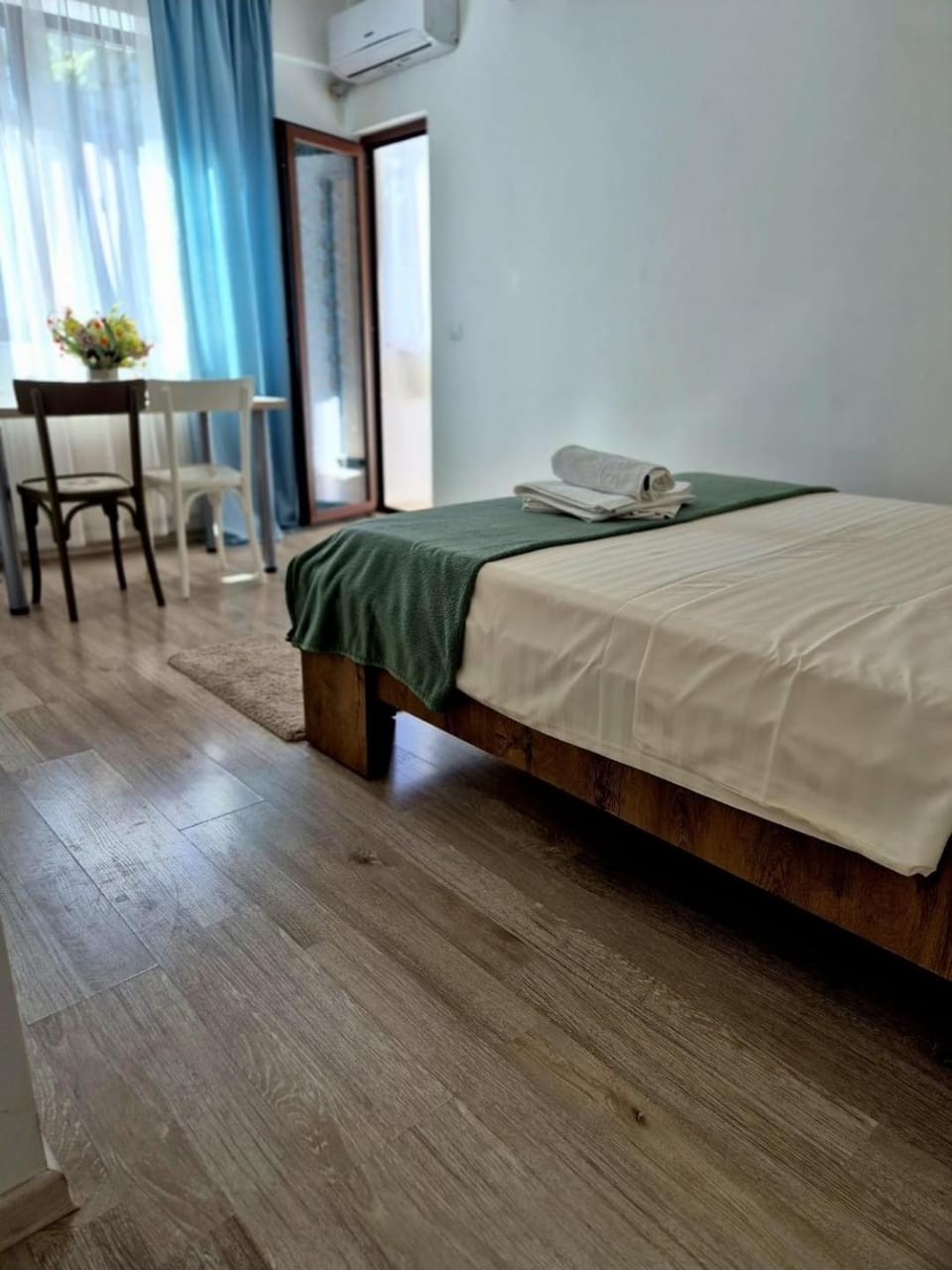 Photo of the whole room, Bedroom, towels