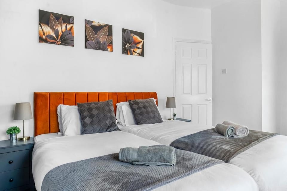 Modern 2-Bedroom Contractor House with 4 Beds, Free Parking, High-Speed Wi-Fi Apartment in Wallasey