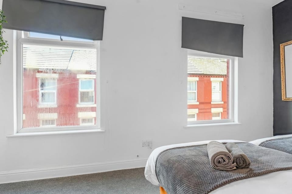 Modern 2-Bedroom Contractor House with 4 Beds, Free Parking, High-Speed Wi-Fi Apartment in Wallasey