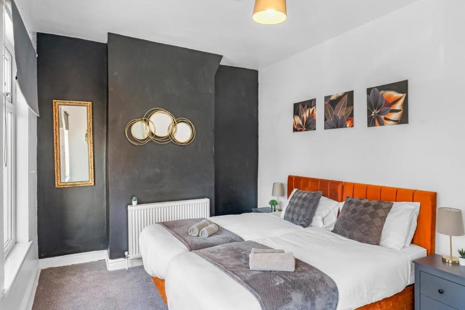 Modern 2-Bedroom Contractor House with 4 Beds, Free Parking, High-Speed Wi-Fi Apartment in Wallasey