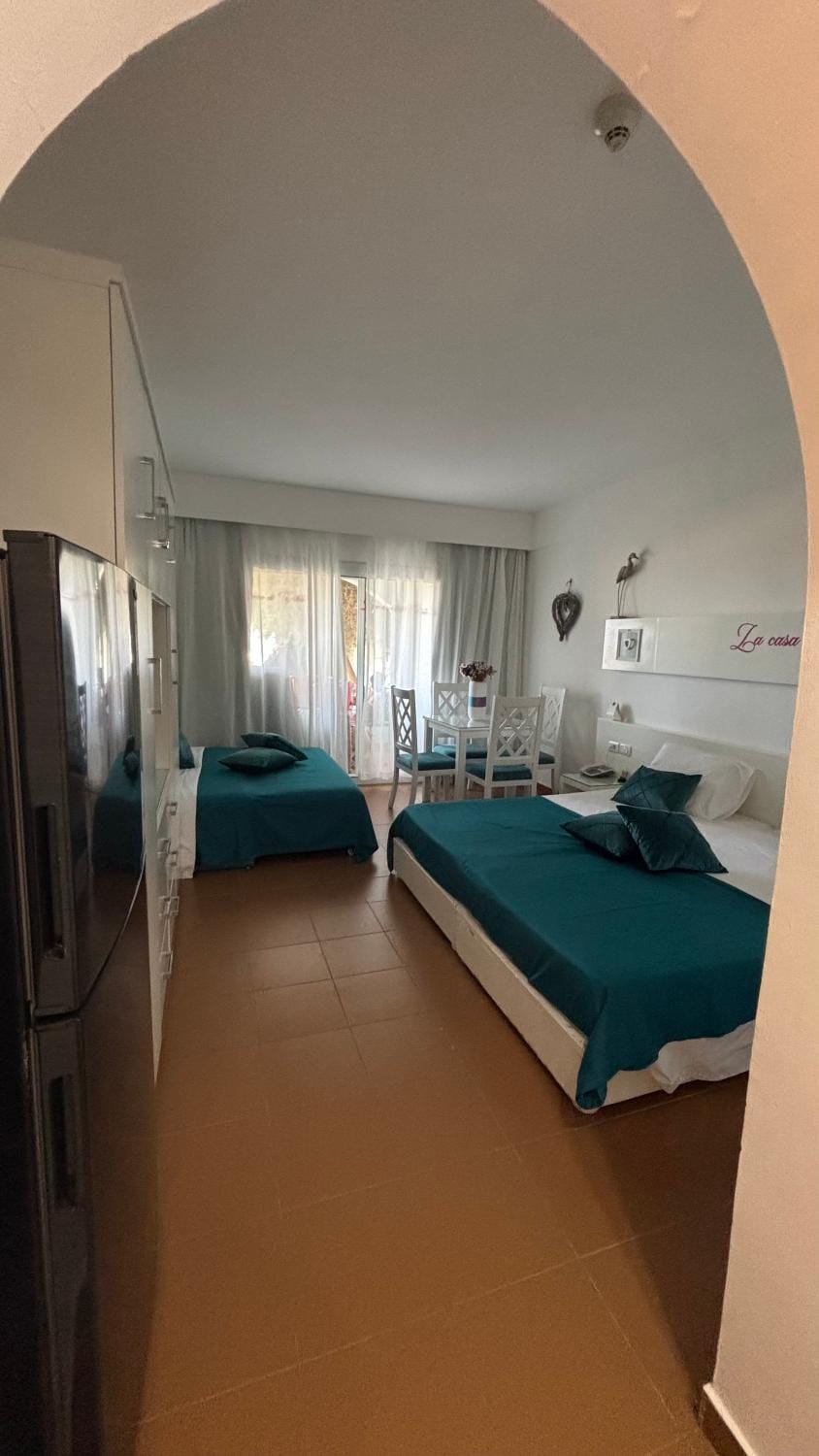 Bed, TV and multimedia, Photo of the whole room, Bedroom