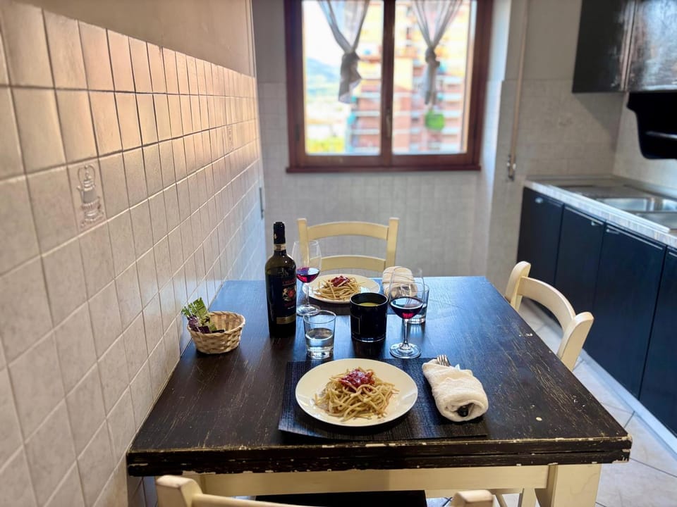 Kitchen or kitchenette, Dining area