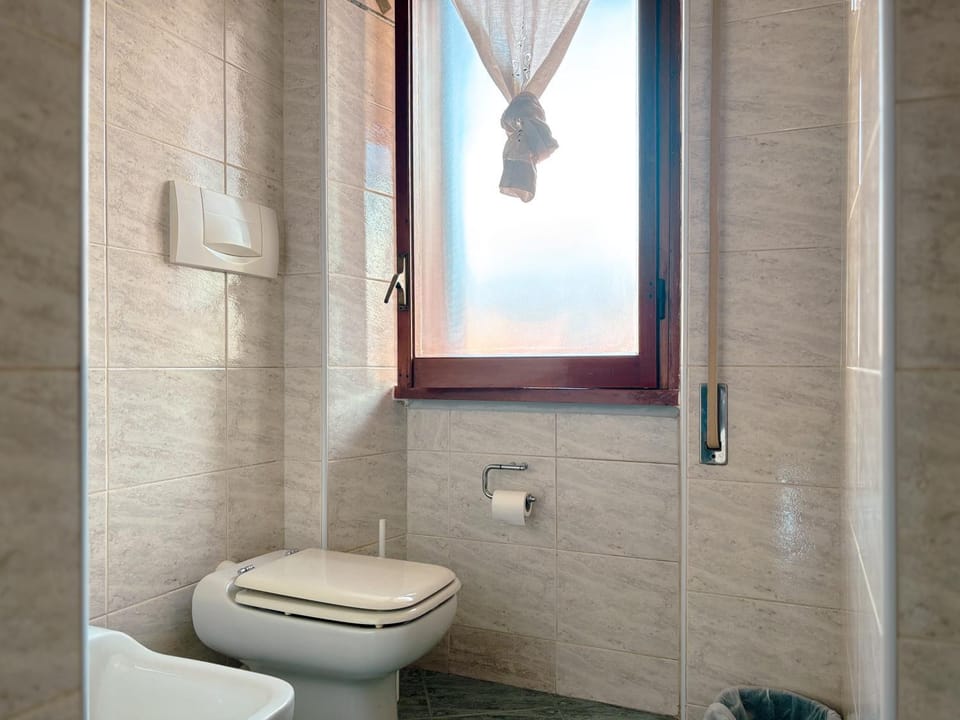 Shower, Toilet, Bathroom, bidet, towels