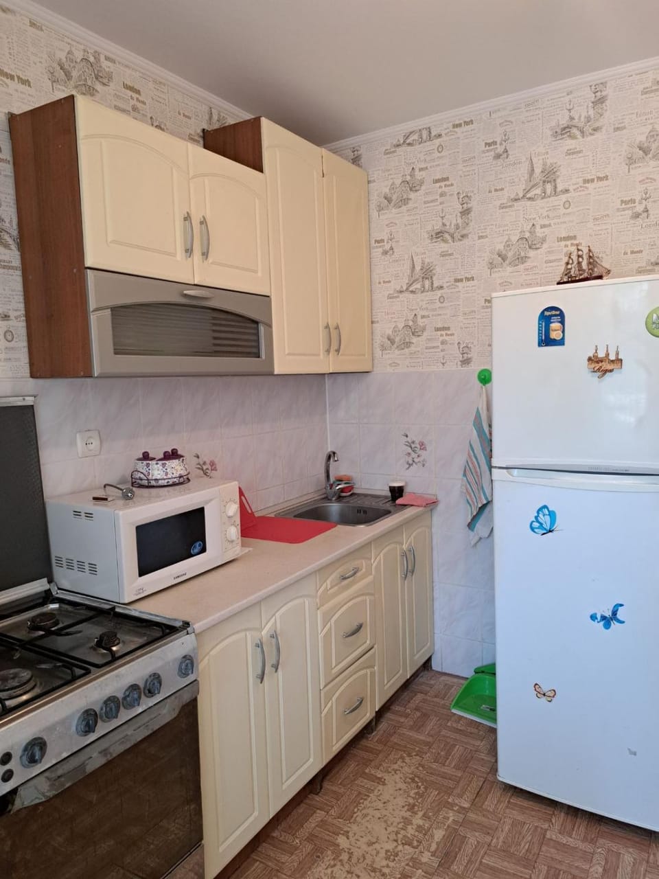 Kitchen or kitchenette, oven, pet friendly, stove
