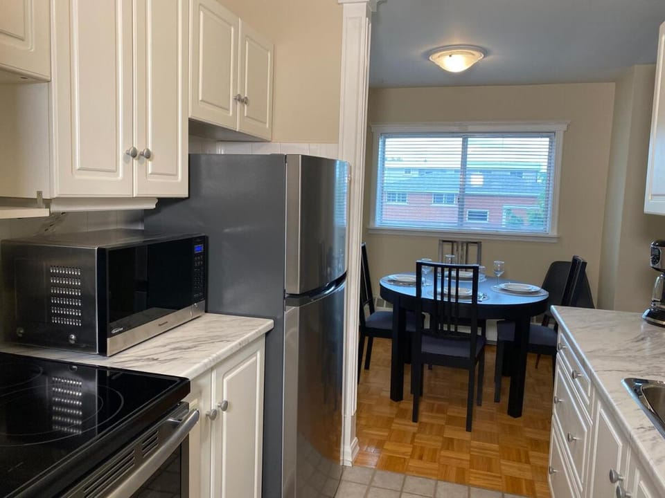 Bright 2 BR pet friendly, KING bed, WiFi,2 parking Apartment in Kitchener