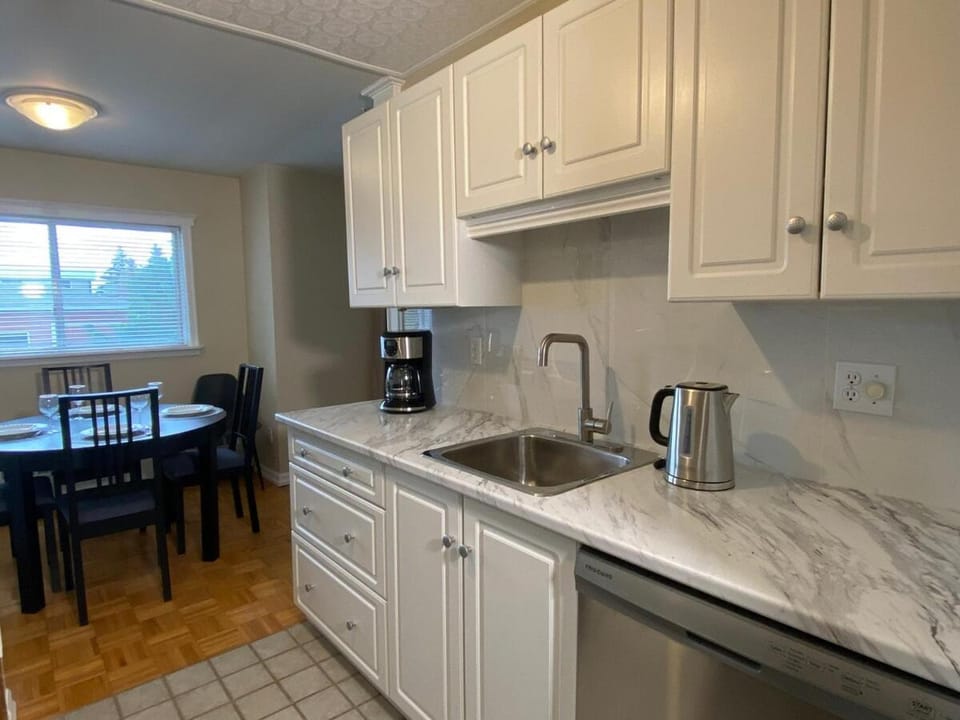 Bright 2 BR pet friendly, KING bed, WiFi,2 parking Apartment in Kitchener