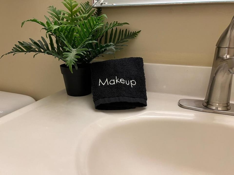 Bright 2 BR pet friendly, KING bed, WiFi,2 parking Apartment in Kitchener
