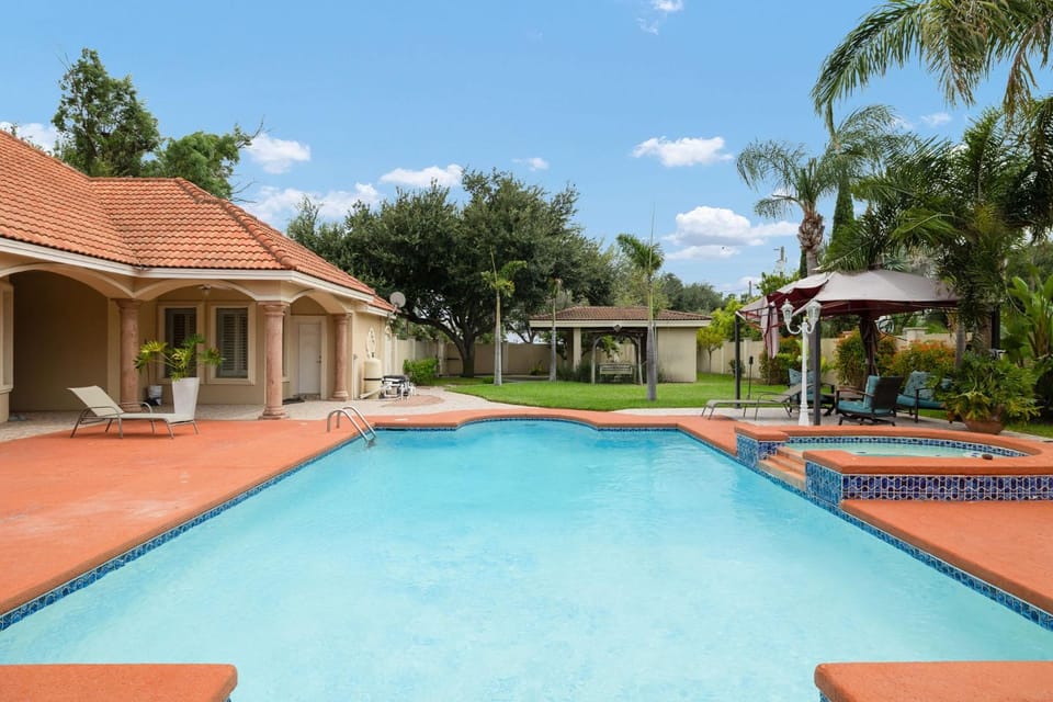 Hot Tub, Swimming pool
