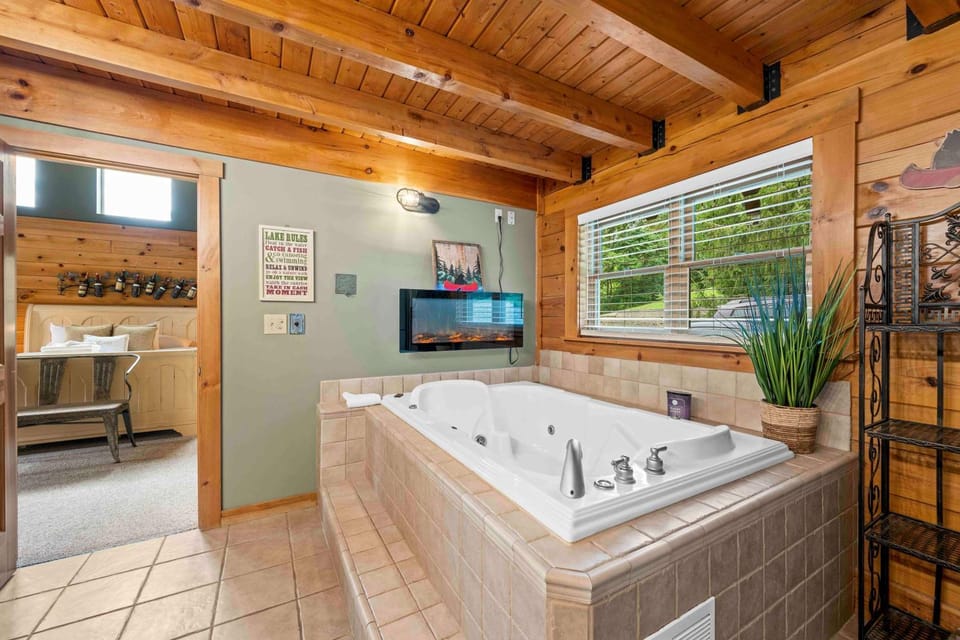 Lakeside Log Home, Private Dock, Near Ark! House in Williamstown