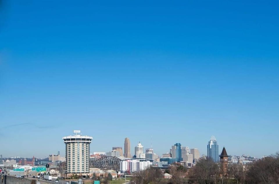 Hilltop 3BR for 10, Private Garage, Skyline Views House in Covington