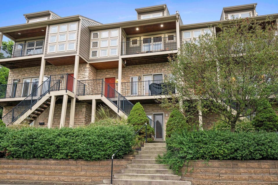 Hilltop 3BR for 10, Private Garage, Skyline Views House in Covington