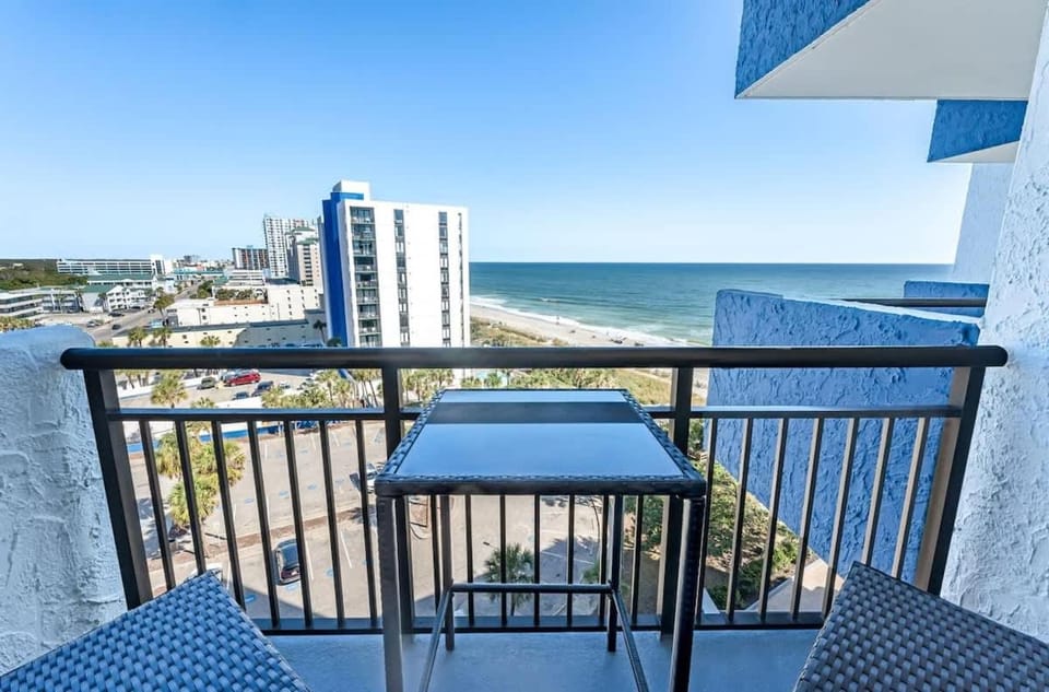 Oceanview Bluewater Resort's King Honeymoon Suite! House in Myrtle Beach