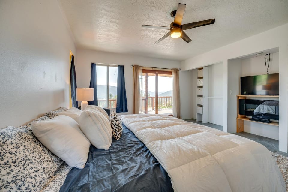 Republic Retreat w/ Mountain Views & Soaking Tub House in Franklin D Roosevelt Lake