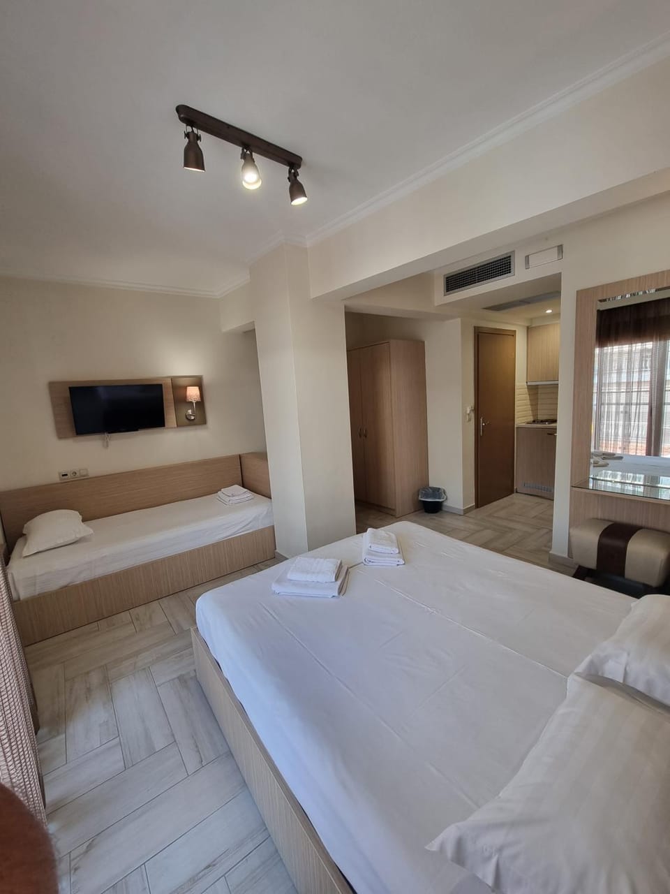 Bed, TV and multimedia, Photo of the whole room, Bedroom, towels, air conditioner