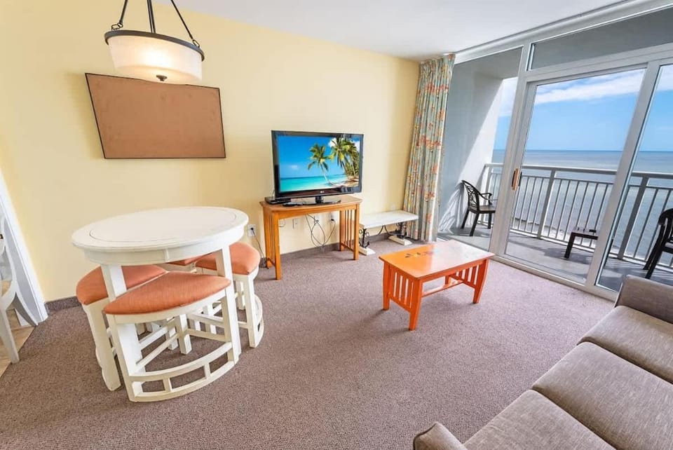 Beach condo w balcony & hot tub House in Myrtle Beach