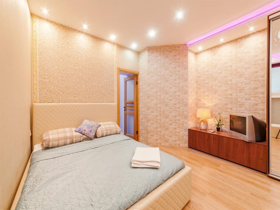 Bed, TV and multimedia, Photo of the whole room, Bedroom