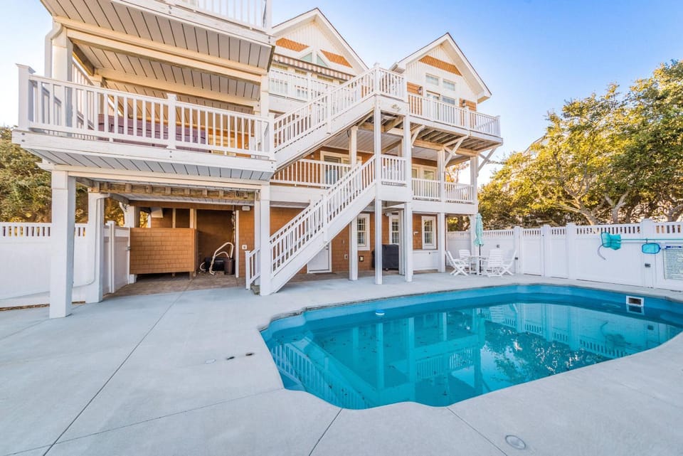 Kirkland's Keep - Old NH Place, 300 Yds to Beach, Elevator, Pool, Hot Tub, Putting Green, Pets OK House in Nags Head