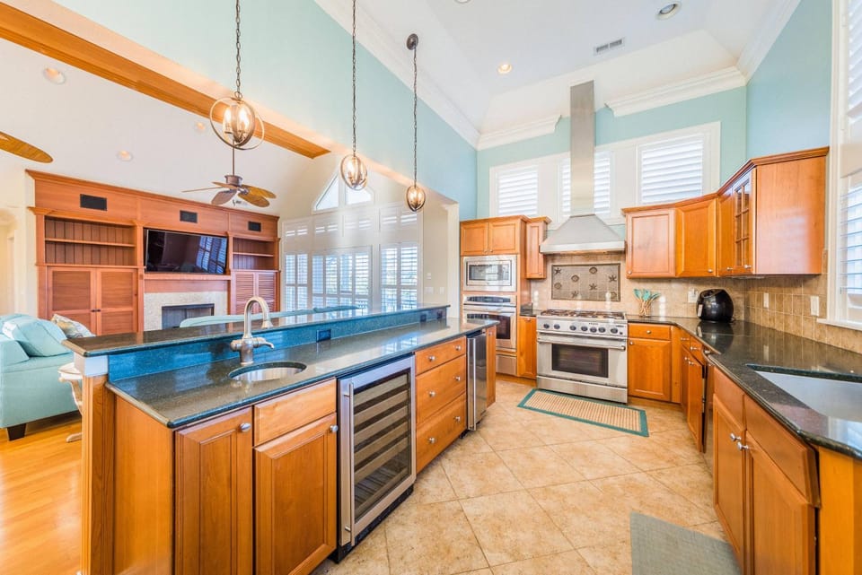 Kirkland's Keep - Old NH Place, 300 Yds to Beach, Elevator, Pool, Hot Tub, Putting Green, Pets OK House in Nags Head