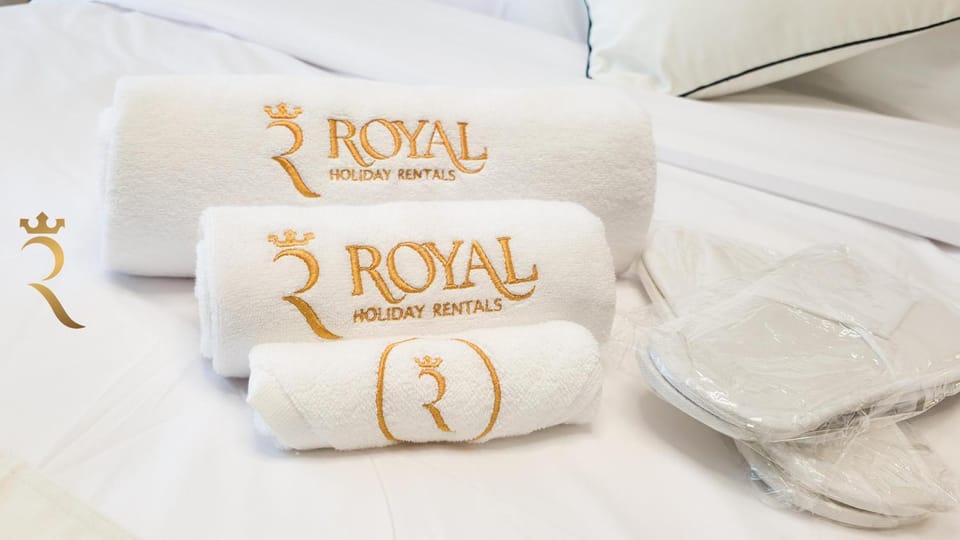 Bed, towels