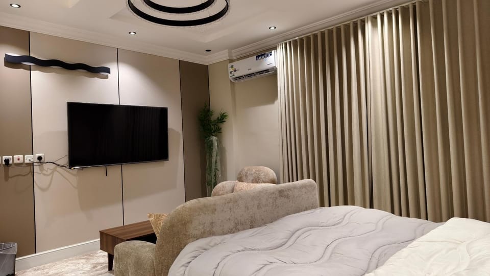 Communal lounge/ TV room, Bed, TV and multimedia, Living room, Photo of the whole room, Seating area, Evening entertainment, Bedroom, air conditioner