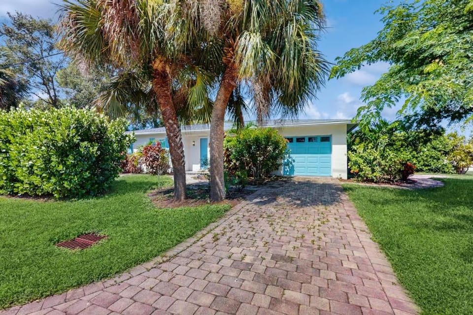Blue Sky Escape House in Naples Park