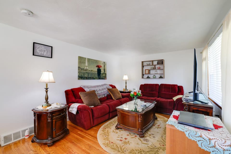 Large Private Yard: Home 14 Mi to Niagara Falls! House in New York