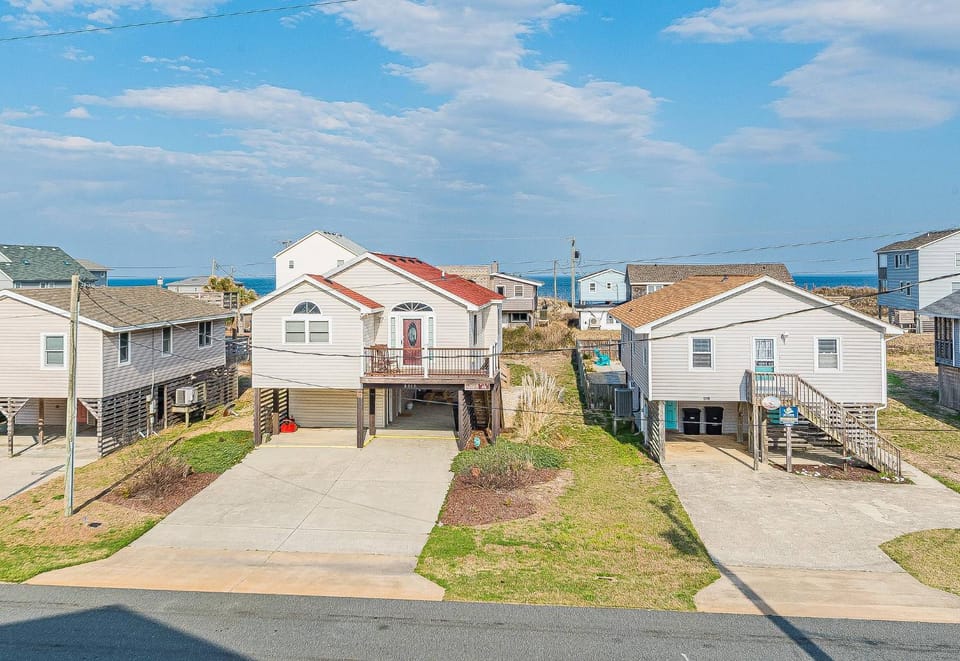 La Carolina del Mar - KDH MP 5.5, 250 Yds to Beach, Ocean View, Hot Tub, Ideal for Couples, Flex Stays House in Kill Devil Hills