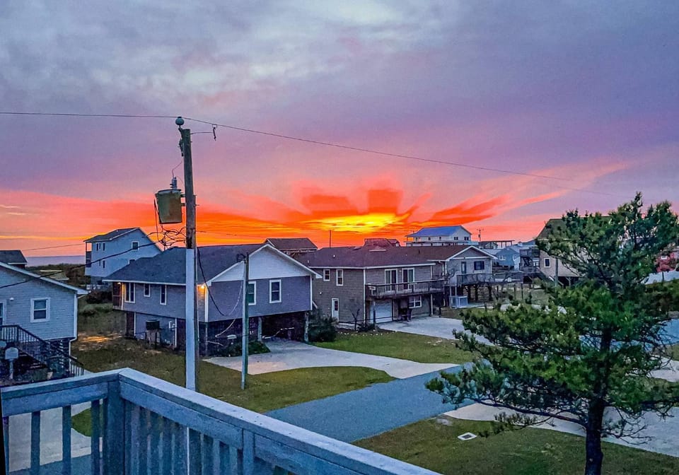 La Carolina del Mar - KDH MP 5.5, 250 Yds to Beach, Ocean View, Hot Tub, Ideal for Couples, Flex Stays House in Kill Devil Hills
