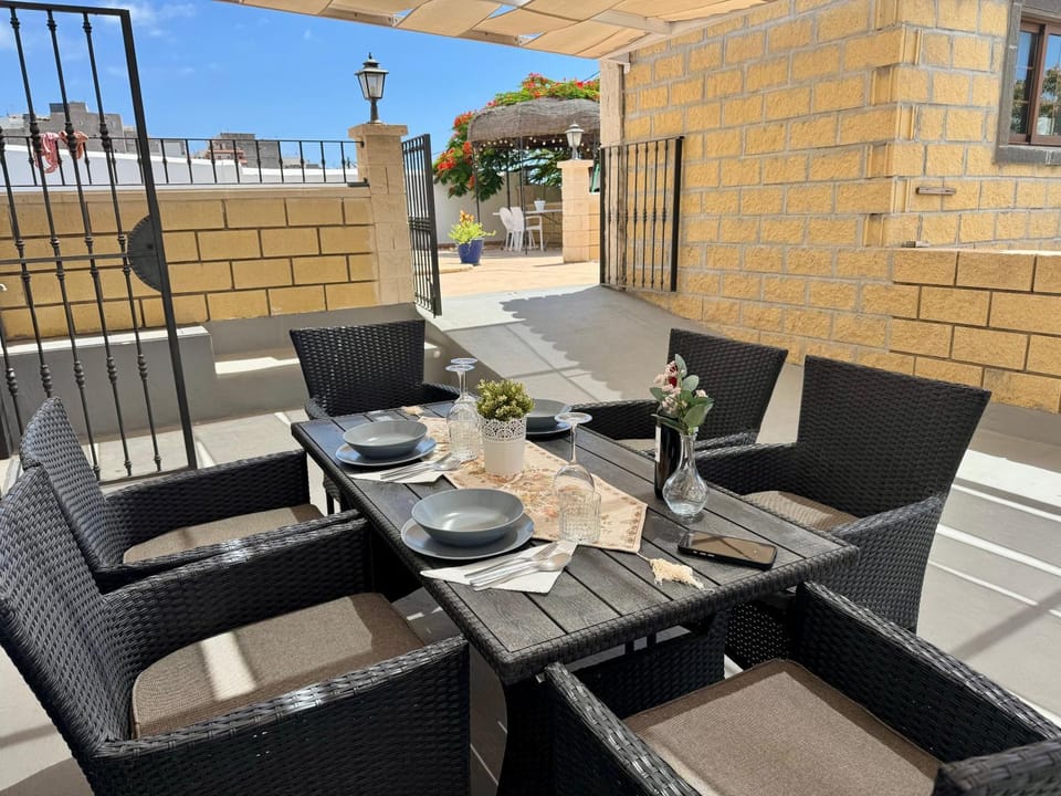 View (from property/room), Balcony/Terrace, Dining area