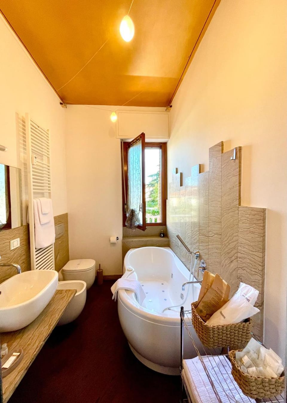 Toilet, Hot Tub, Bathroom, Bath, towels