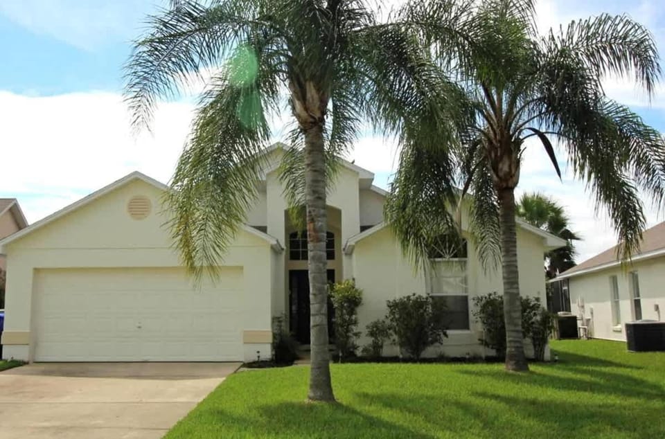 Lake Views Family Fun Pool Near Theme Parks House in Kissimmee