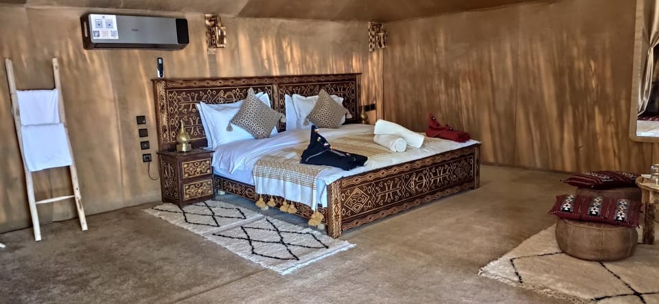 Bed, TV and multimedia, Photo of the whole room, towels
