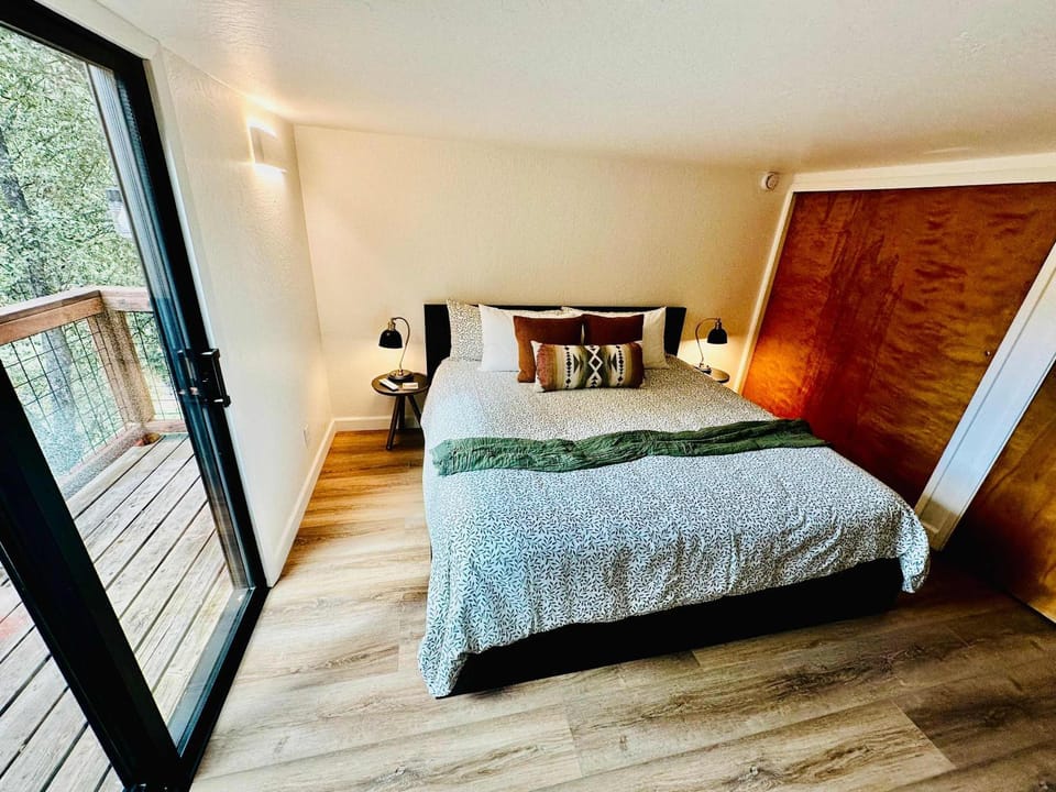 The Falls-Overlooks a waterfall-BBQ-Sleeps 4 House in Sierra Nevada
