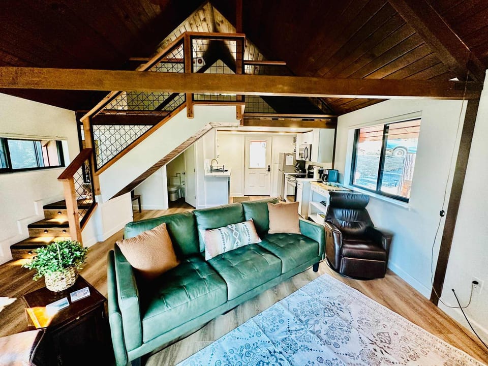 The Falls-Overlooks a waterfall-BBQ-Sleeps 4 House in Sierra Nevada