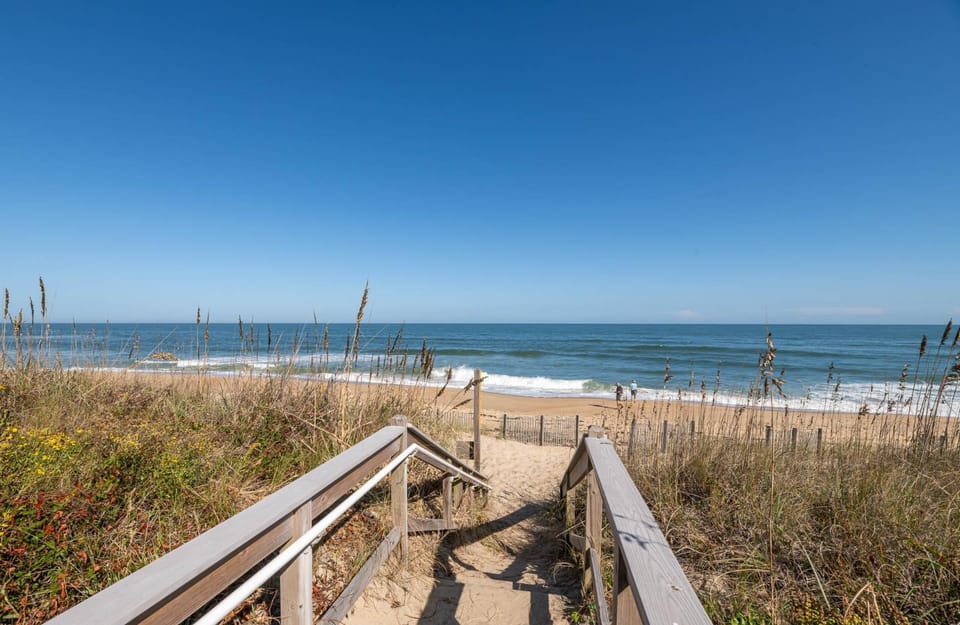 Laughing Place - Southern Shores, 175 Ft to Beach, Pool Table, Pets OK, Flex Stays House in Southern Shores