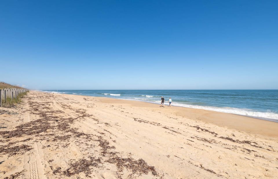 Laughing Place - Southern Shores, 175 Ft to Beach, Pool Table, Pets OK, Flex Stays House in Southern Shores