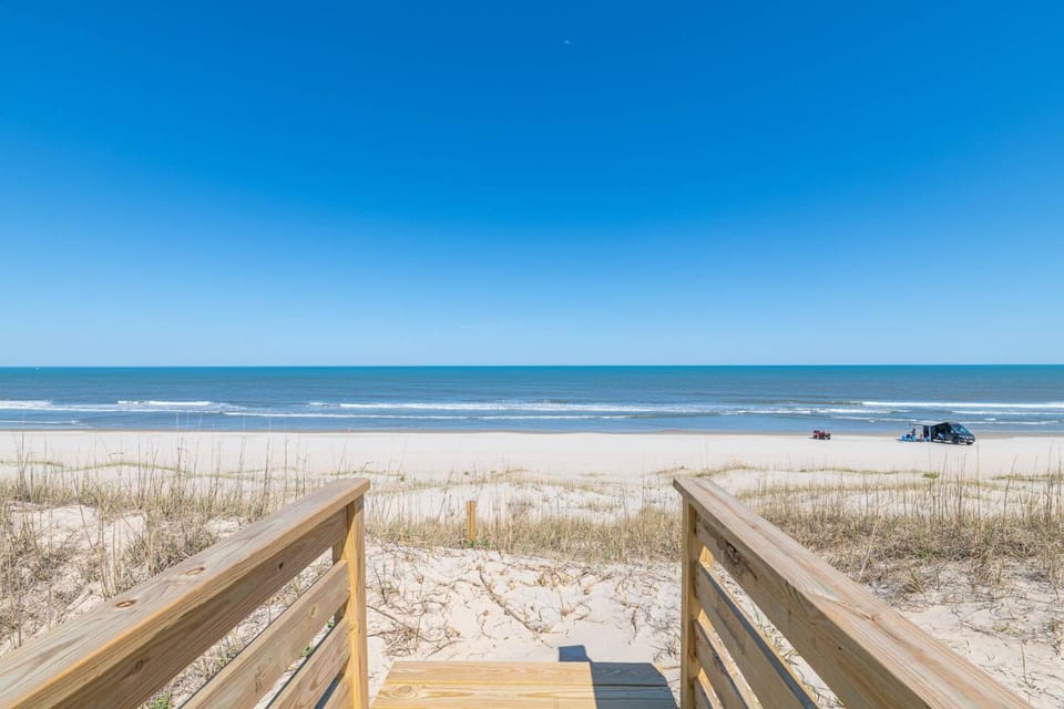 Leisure Dayz - 4x4 Carova Beach, Oceanfront, Ocean View, Sound Access, Pets OK, YR Flex Stays House in Carova Beach