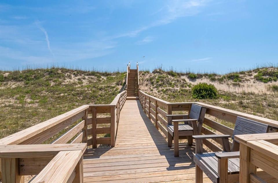 Leisure Dayz - 4x4 Carova Beach, Oceanfront, Ocean View, Sound Access, Pets OK, YR Flex Stays House in Carova Beach