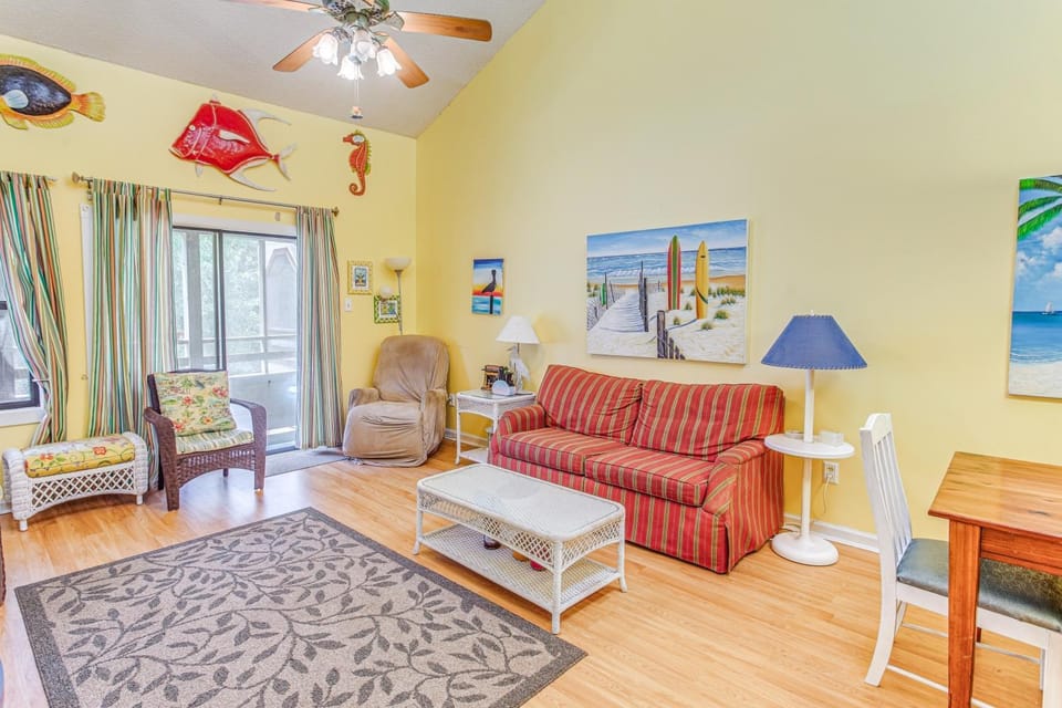< 1/2 Mi to the Sand! Myrtle Beach Family Condo House in South Carolina