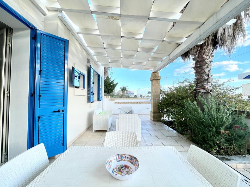 Property building, Patio, Day, Balcony/Terrace, Dining area
