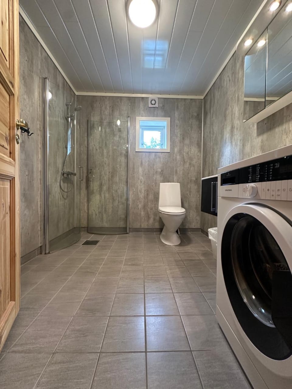 Bathroom, washing machine