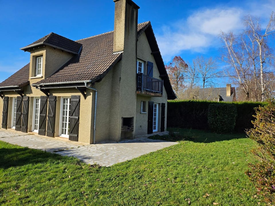 Grande maison rénovée avec jardin, idéale familles et professionnels House in Nouvelle-Aquitaine