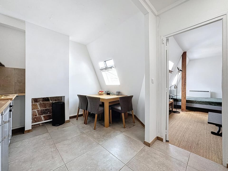 Golden Triangle Attic - Elegant Retreat with WiFi near George V Apartment in Paris