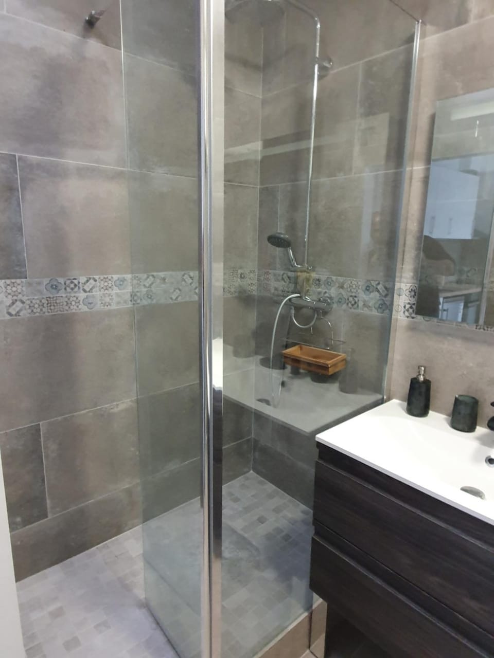 Golden Triangle Attic - Elegant Retreat with WiFi near George V Apartment in Paris
