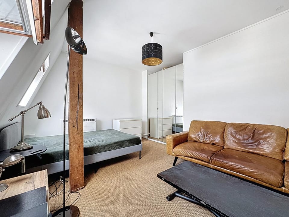 Golden Triangle Attic - Elegant Retreat with WiFi near George V Apartment in Paris