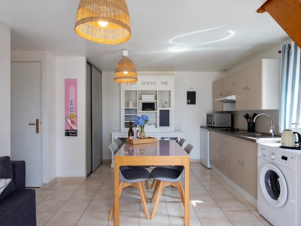 Kitchen or kitchenette, Living room