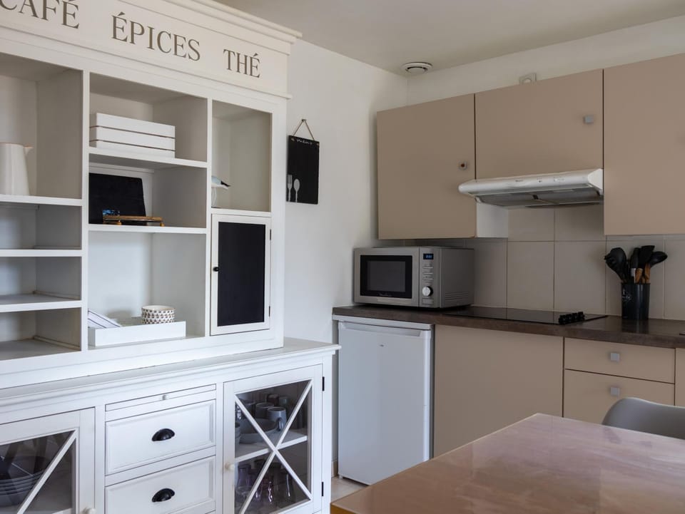 Kitchen or kitchenette, Living room